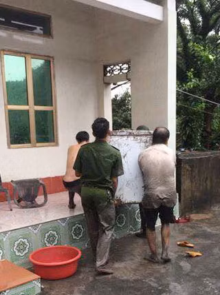 Giúp dân di chuyển tài sản khỏi nơi ngập lụt.