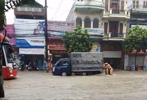 Lực lượng CSGT đẩy xe ra khỏi khu vực nguy hiểm.