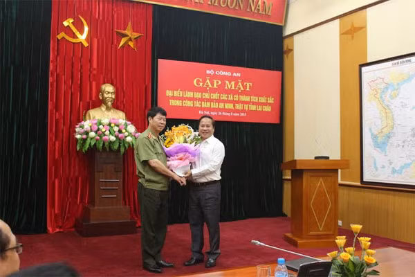 Thứ trưởng Bùi Văn Nam trao tặng Huy hiệu 70 năm CAND cho đồng chí Tống Thanh Hải. Thứ trưởng Bùi Văn Nam trao tặng Huy hiệu 70 năm CAND cho đồng chí Tống Thanh Hải.