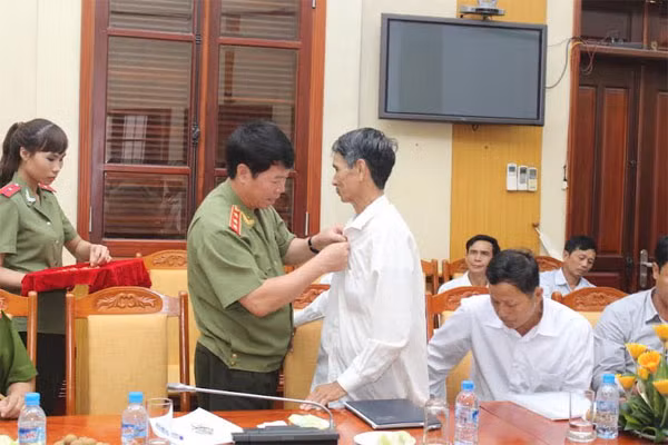Thứ trưởng Bùi Văn Nam Huy hiệu 70 năm CAND cho lãnh đạo chủ chốt các xã. Thứ trưởng Bùi Văn Nam Huy hiệu 70 năm CAND cho lãnh đạo chủ chốt các xã.