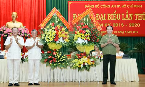 Bộ trưởng Trần Đại Quang tặng hoa chúc mừng đại hội. Bộ trưởng Trần Đại Quang tặng hoa chúc mừng đại hội.