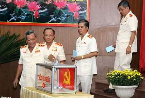 Bầu chọn những đồng chí xuất sắc, ưu tú vào Ban chấp hành Đảng bộ CATP. Bầu chọn những đồng chí xuất sắc, ưu tú vào Ban chấp hành Đảng bộ CATP.
