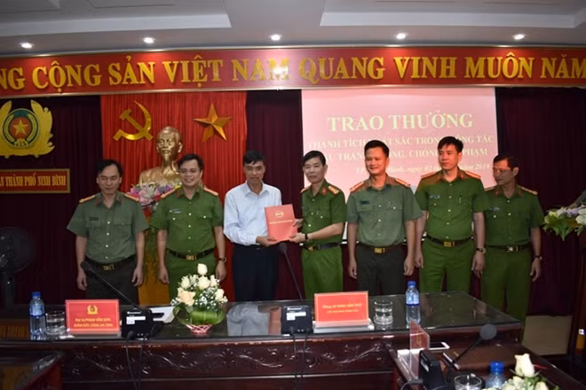 Đồng chí Đinh Văn Thứ trao thưởng cho cán bộ, chiến sĩ Công an TP Ninh Bình