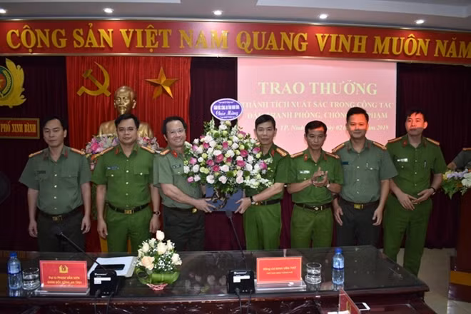 Đại tá Phạm Văn Sơn biểu dương, khen thưởng Công an TP Ninh Bình đã bắt 2 đối tượng gây ra vụ cướp giật
