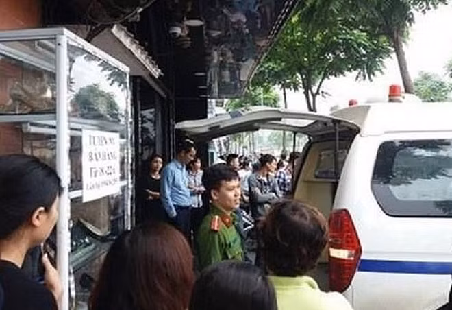 Lực lượng chức năng đưa thi thể nạn nhân về bệnh viện khám nghiệm tử thi.
