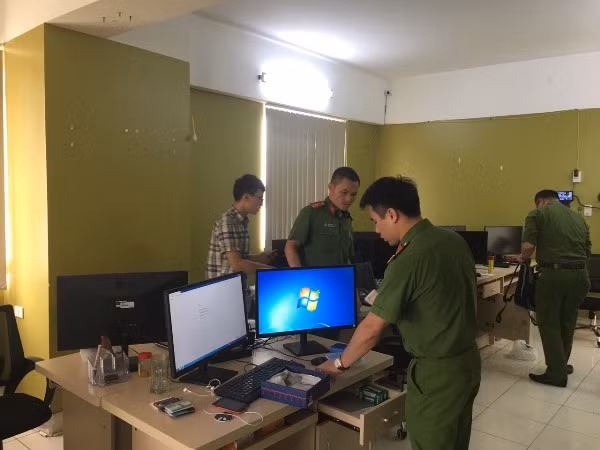 Cơ quan Công an thu giữ nhiều thiết bị điện tử các đối tượng sử dụng tổ chức đánh bạc và đánh bạc.