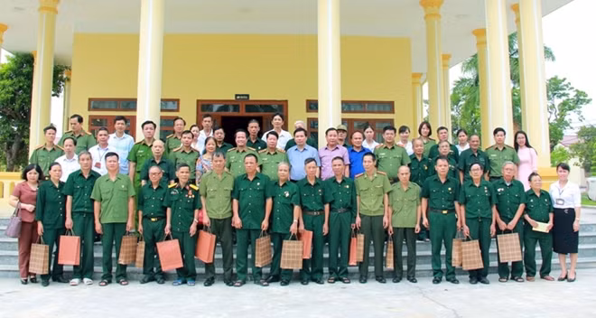Thứ trưởng Bùi Văn Nam và lãnh đạo tỉnh Ninh Bình chụp ảnh lưu niệm với thương bệnh binh, cán bộ, nhân viên Trung tâm