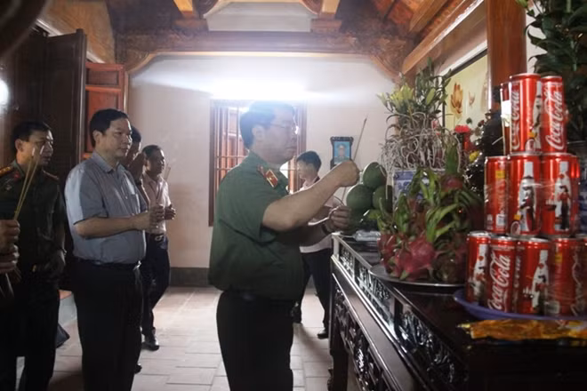 Thứ trưởng Bùi Văn Nam thắp hương tại nhà tưởng niệm người có công với Tổ quốc
