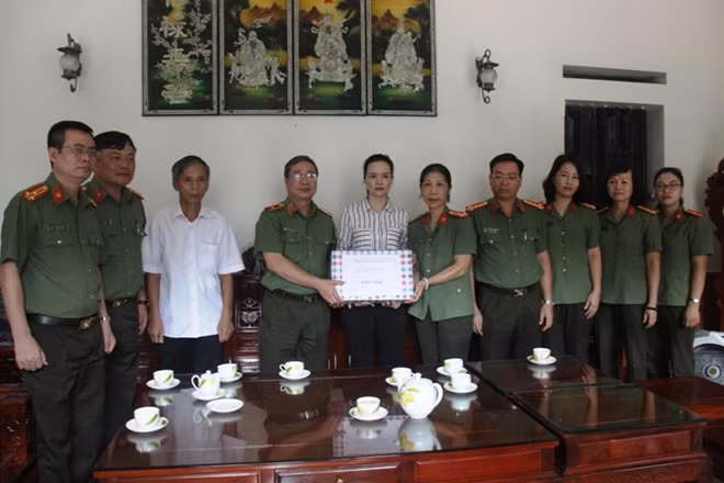 Thăm hỏi, tặng quà gia đình liệt sỹ Đỗ Mạnh Cường