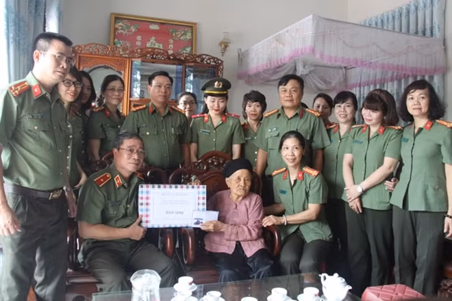 Đoàn đã đến thăm hỏi, tặng quà mẹ Việt Nam Anh hùng Bùi Thị Tý