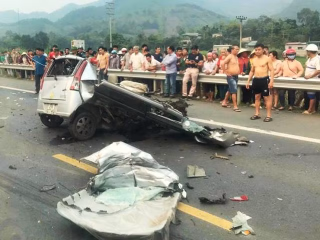 Xe ô tô gần như nát bét sau cú va chạm mạnh. Xe ô tô gần như nát bét sau cú va chạm mạnh.