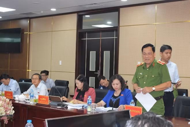 Thiếu tướng Đỗ Minh Dũng, Phó Cục trưởng Cục Cảnh sát PCCC và CNCH (Bộ Công an) trình bày một số nội dung một số nội dung giám sát PCCC tại tỉnh Đồng Nai.