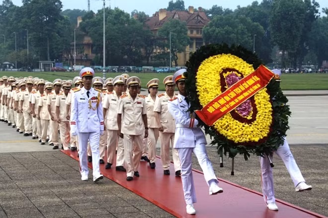 Vòng hoa của Đoàn đại biểu Đảng ủy Công an Trung ương, lãnh đạo Bộ Công an với dòng chữ "Đời đời nhớ ơn Chủ tịch Hồ Chí Minh vĩ đại"
