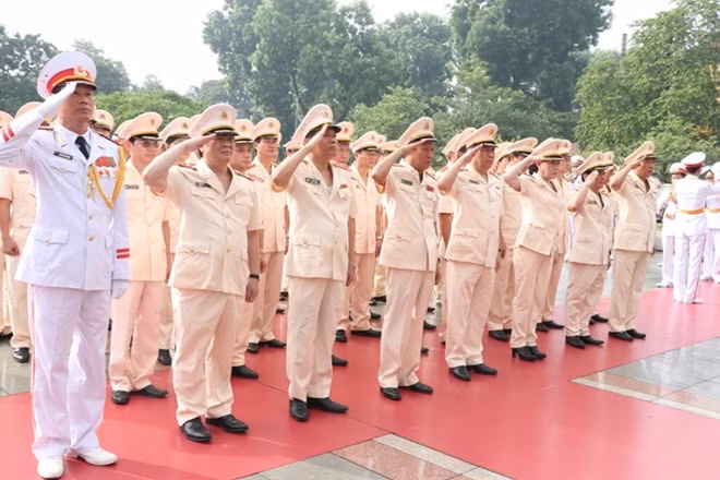 Đoàn đại biểu Đảng ủy Công an Trung ương, Bộ Công an đã đặt vòng hoa, dâng hương tưởng niệm các Anh hùng liệt sĩ tại Đài tưởng niệm