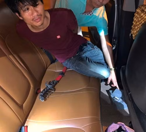 Đối tượng Đào Phi Hùng vào thời điểm bị bắt giữ ma túy cùng dao, kiếm trong xe ô tô taxi