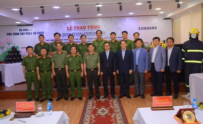Thứ trưởng Nguyễn Văn Sơn và ông Choi Joo Ho cùng các đại biểu tại buổi Lễ