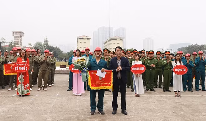 Đồng chí Lưu Ngọc Hà, Phó Chủ tịch UBND quận Bắc Từ Liêm trao giải nhất cho phường Xuân Tảo