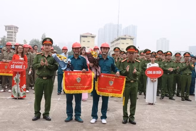 Ban tổ chức trao giải ba cho 2 phường.