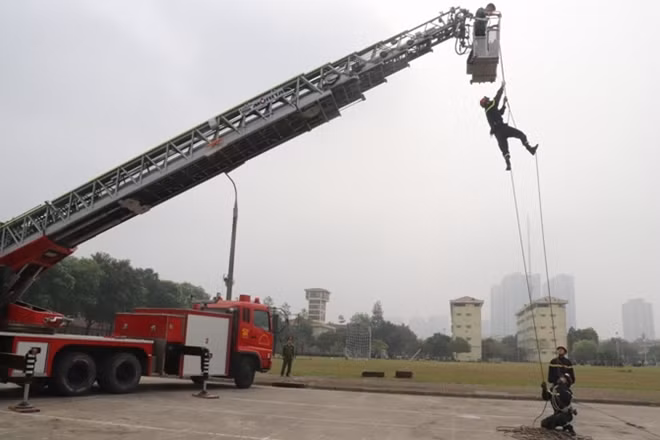 Diễn tập cứu người mắc kẹt trên cao.