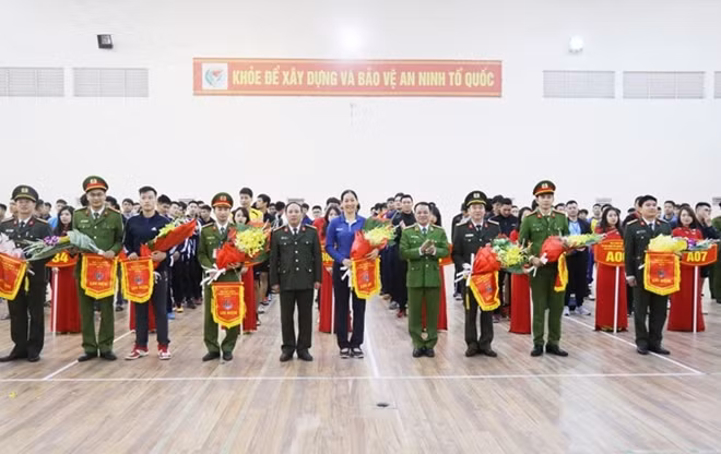 Ban tổ chức trao Cờ lưu niệm và tặng hoa các Trưởng đoàn vận động viên