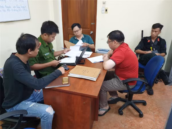 Cơ quan Công an lấy lời khai đối tượng trong đường dây tổ chức đánh bạc và đánh bạc. Cơ quan Công an lấy lời khai đối tượng trong đường dây tổ chức đánh bạc và đánh bạc.