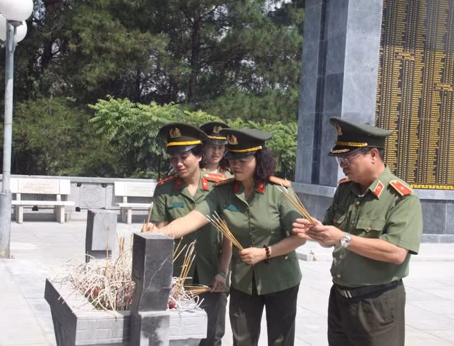 Hội phụ nữ các đơn vị thuộc Khối tham mưu và xây dựng lực lượng, Bộ Công an cùng Công an tỉnh Vĩnh Phúc dâng hoa, dâng hương Đài tưởng niệm các Anh hùng liệt sĩ