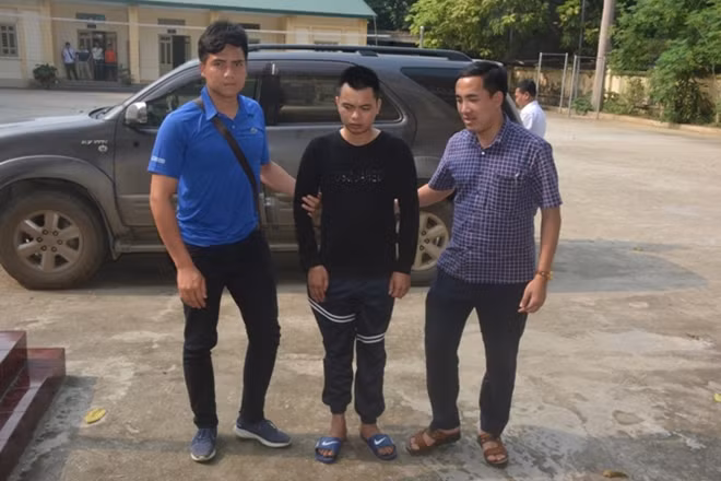 Cơ quan Công an dẫn giải đối tượng Hà Phúc Đạt (áo đen)