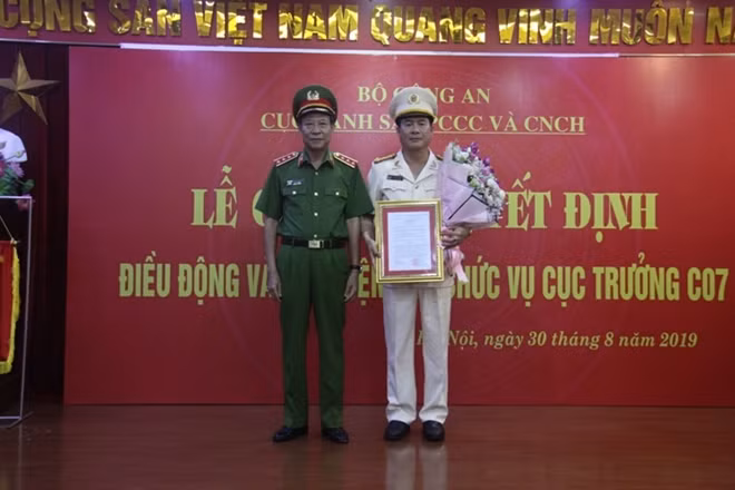 Thứ trưởng Lê Qúy Vương trao Quyết định bổ nhiệm cho Đại tá Nguyễn Tuấn Anh