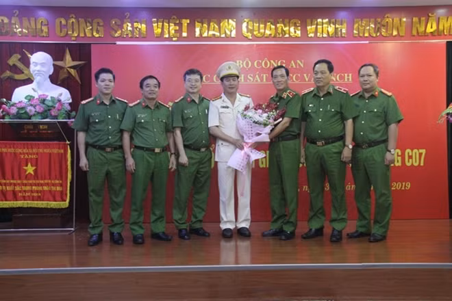 Lãnh đạo Cục Cảnh sát PCCC và CNCH tặng hoa chúc mừng Đại tá Nguyễn Tuấn Anh