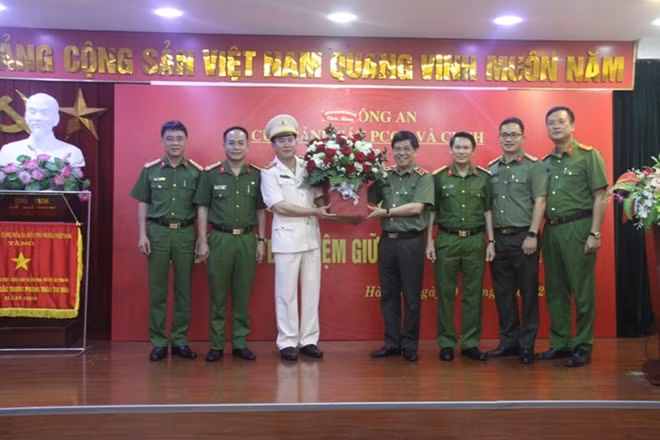 Trung tướng Đoàn Duy Khương, Giám đốc Công an TP Hà Nội tặng hoa chúc mừng Đại tá Nguyễn Tuấn Anh