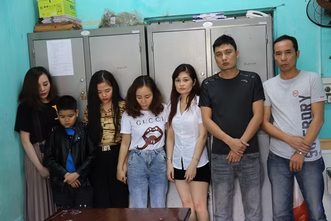 Huỳnh Tuấn Anh và nhóm bạn tại cơ quan Công an.