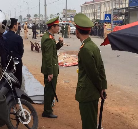 Công an tỉnh Vĩnh Phúc khám nghiệm hiện trường vụ TNGT.