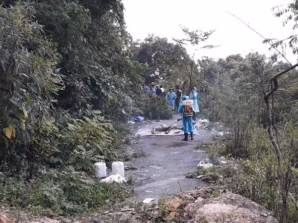 Lực lượng chức năng khám nghiệm tử thi của nạn nhân Bùi Văn Nam