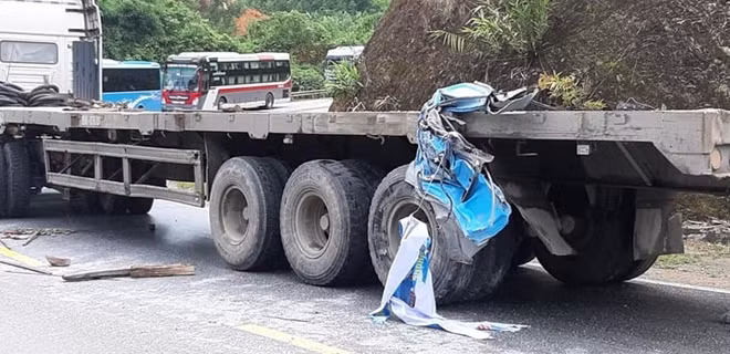 Xe đầu kéo tại hiện trường ngày 23-7