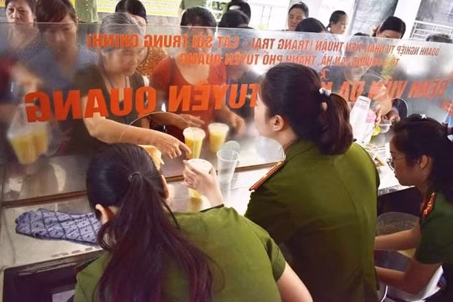 Hơn 300 suất cháo miễn phí đã được Hội phụ nữ Công an TP Tuyên Quang trao tới các bệnh nhân