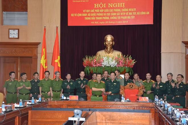 Đại diện lãnh đạo hai đơn vị ký kết Quy chế phối hợp đấu tranh phòng, chống tội phạm ma túy