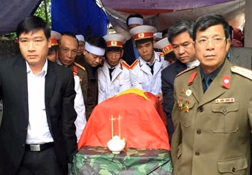 Ông Tòng (người thứ 3 từ trái qua) trong lễ an táng hài cốt một liệt sĩ được đưa từ Huế ra Hà Nội.