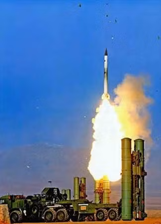 Hệ thống tên lửa S-400.