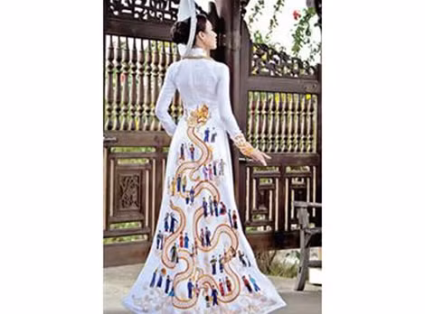 Bộ trang phục "Con Rồng cháu Tiên" của Lệ Quyên trình diễn tại cuộc thi Hoa hậu "Siêu quốc gia" 2015 gây nên những luồng dư luận trái chiều.