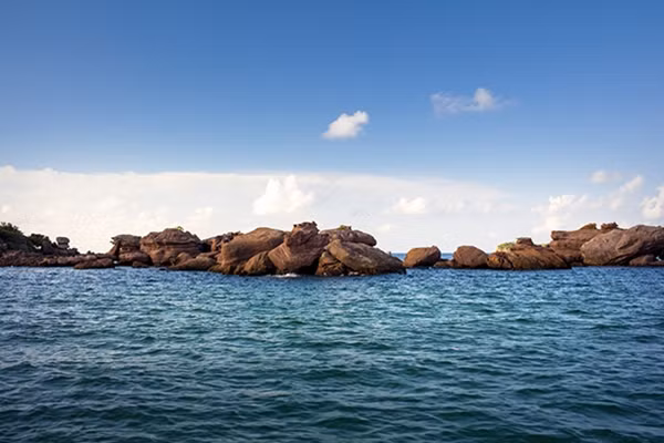 Trải dài thoai thoải hình vòng cung với một viền cát trắng nổi bật giữa màu xanh cây rừng và biển khơi lồng lộng, bãi Khem là một trong những bãi biển đẹp nhất Phú Quốc.