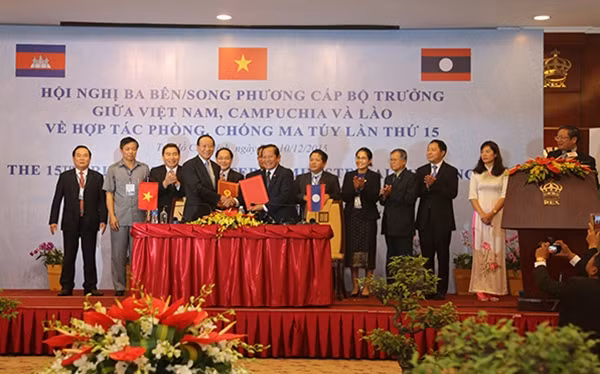Trưởng đoàn đại biểu Việt Nam và Lào ký biên bản của Hội nghị.
