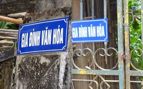 Những chiếc biển được gắn một cách phản cảm trước cửa nhà một số hộ dân.