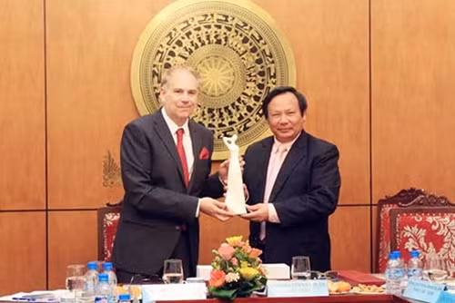 Tổng cục trưởng Tổng cục Du lịch Nguyễn Văn Tuấn tặng quà lưu niệm đến ông Mario Hardy.