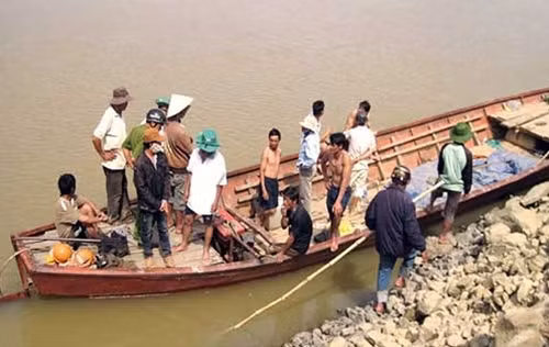 Đến chiều tối 10-12, người dân và cơ quan chức năng vẫn chưa tìm thấy thi thể anh Si.