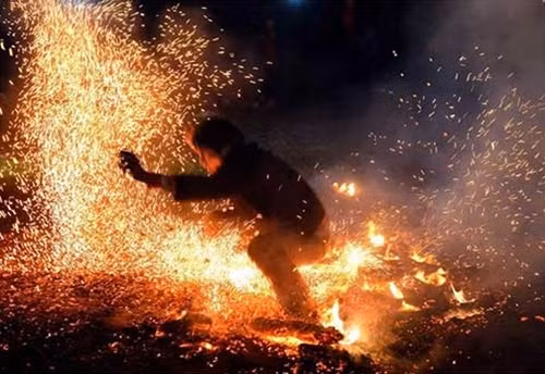 Du khách sẽ được “say” trong những vũ điệu hoang dã, thần bí của những chàng trai Pà Thẻn đi chân trần trên lửa.