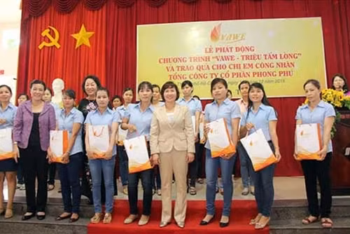 Bà Hồ Thị Kim Thoa, Thứ trưởng Bộ Công thương, Chủ tịch VAWE và đại diện nhiều công ty, doanh nghiệp trao tặng phần quà cho chị em công nhân Tổng công ty CP Phong Phú.