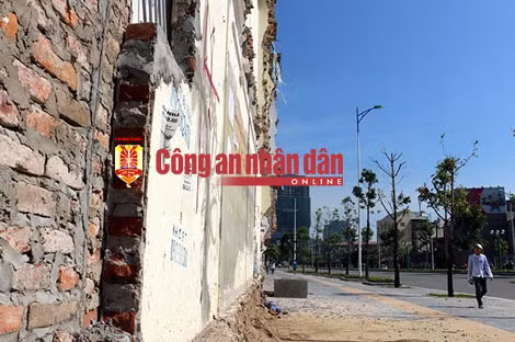 Trường hợp các hộ không thể tiến hành hợp thửa, hợp khối được, phường sẽ tiến hành thu hồi để làm bảng tin. Khi đó, “bức tường tiền tỷ” sẽ được “hóa giá” theo quy định của nhà nước là 16 triệu đồng/m2, nghĩa là bức tường sẽ chỉ được trả theo mức 27,2 triệu đồng.