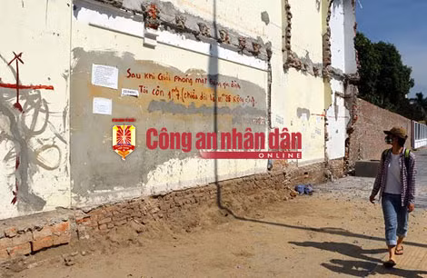 Chính vì việc chưa thỏa thuận được việc mua bán với bên trong nên “ngôi nhà” trông rất nhếch nhác.