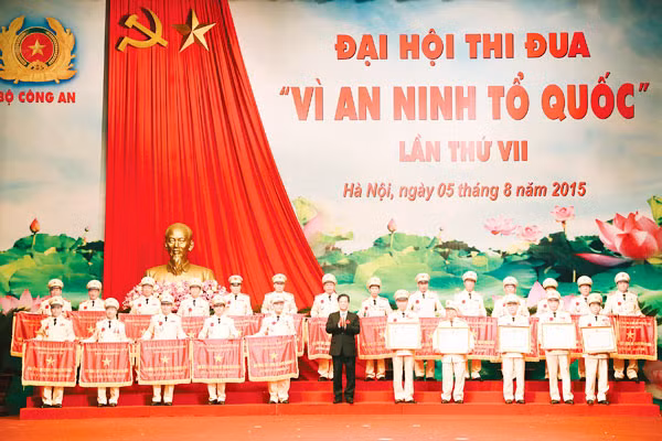 Thủ tướng Nguyễn Tấn Dũng trao cờ, bằng danh hiệu Anh hùng LLVTND tặng các tập thể, cá nhân. Ảnh: A. Hiếu. Thủ tướng Nguyễn Tấn Dũng trao cờ, bằng danh hiệu Anh hùng LLVTND tặng các tập thể, cá nhân. Ảnh: A. Hiếu.