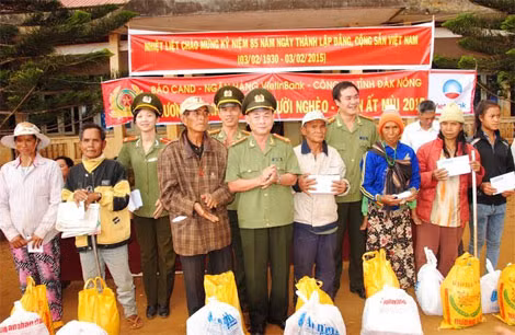 Đoàn công tác từ thiện cùng chụp ảnh lưu niệm với người dân.